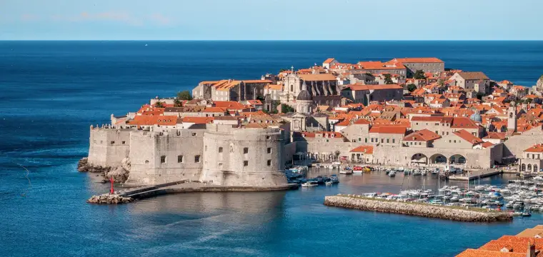 Stadsmuren van Dubrovnik met uitzicht op de Adriatische zee
