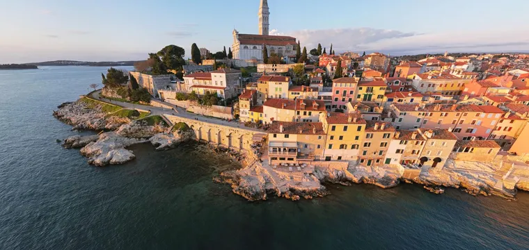 Rovinj in Istrië met kleurrijke huizen aan zee